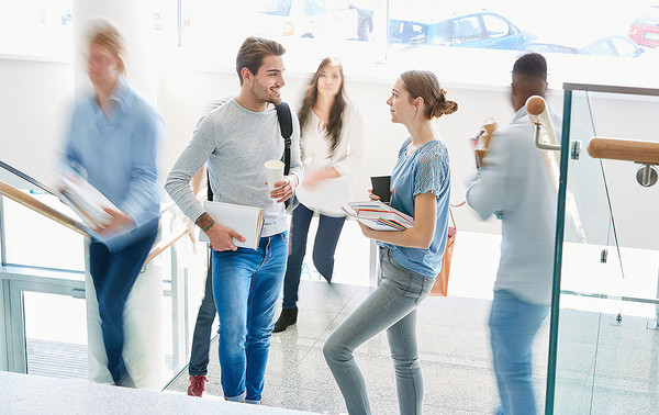 Zwei junge Studenten unterhalten sich in der Universität