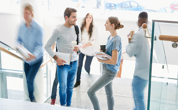 Zwei junge Studenten unterhalten sich in der Universität