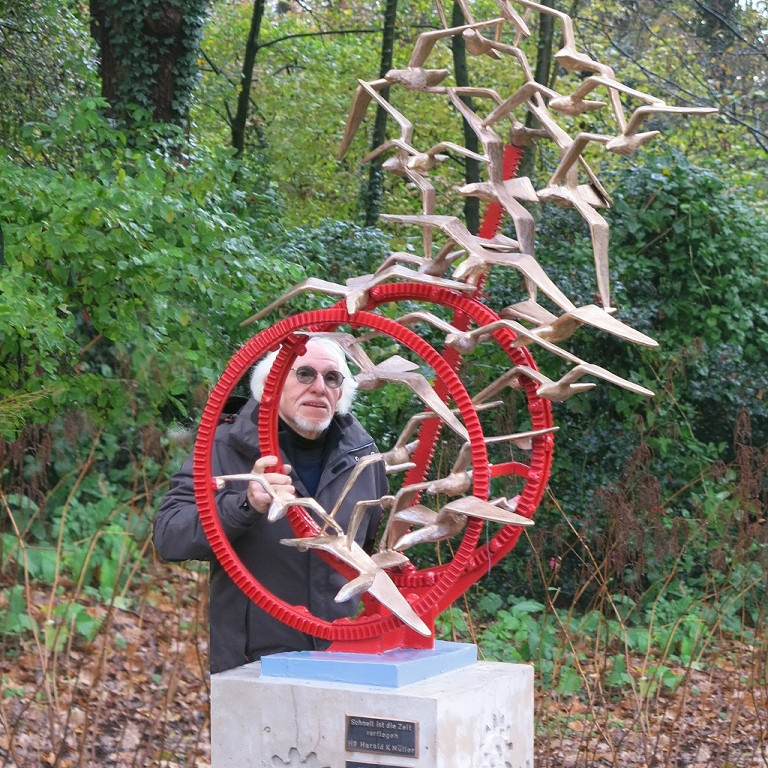 Harald K. Müller mit Skulptur