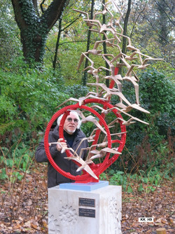 Harald K. Müller mit Skulptur