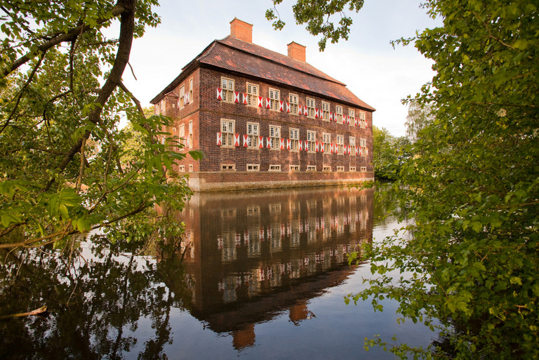 Rückseite Schloss Oberwerries. Im Vordergrund die Gräfte