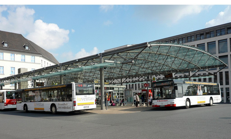 Die Verkehrsinsel mit 2 parkenden Bussen