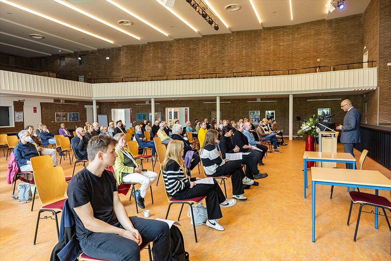 In der Aula der Friedensschule fand eine Gedenkfeier statt.