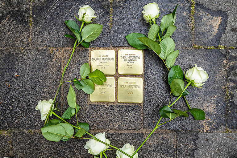 Vier Stolpersteine werden in einer Gedenkveranstaltung am Rathaus verlegt.