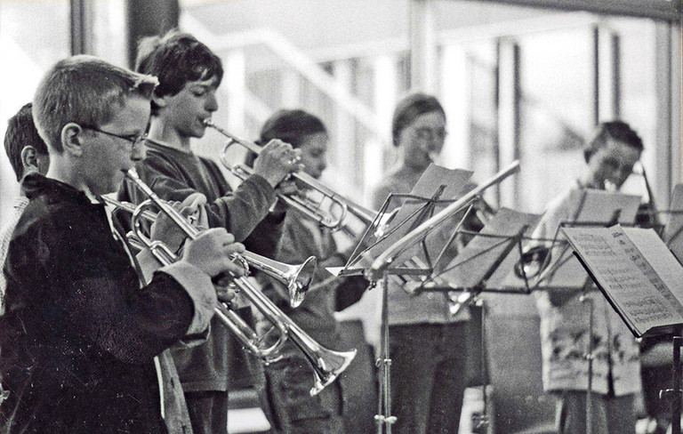 Mehrere Kinder, die Blasinstrumente spielen