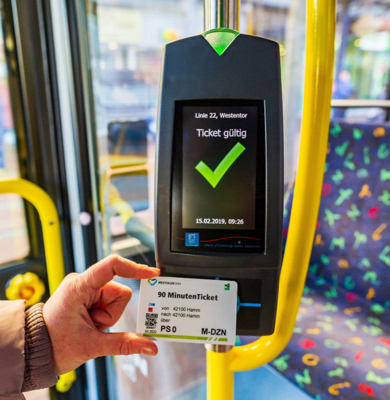 Ein Kartenentwerter mit einem E-Ticket in einem Bus