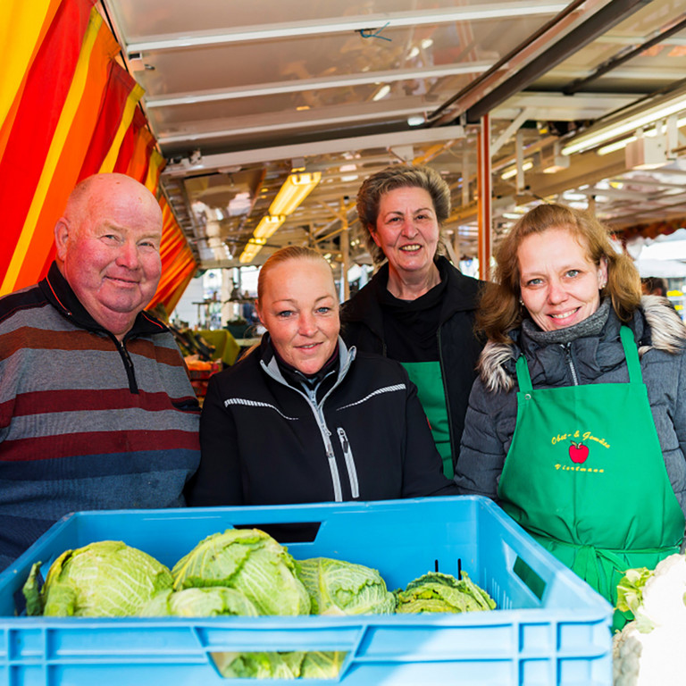 Das Team Obst & Gemüse Viertmann beim Wochenmarkt an der Pauluskirche