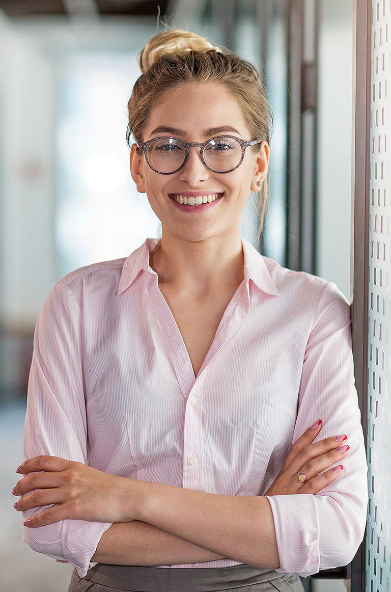 Eine junge Frau in einem Büro