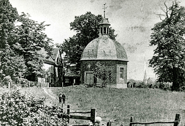 Blick von Südwesten auf die St.-Annen-Kapelle. Im Hintergrund die Kirche St. Stephanus im Dorf Heessen, um 1910