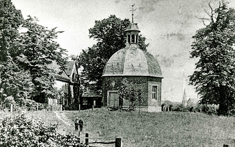 Blick von Südwesten auf die St.-Annen-Kapelle. Im Hintergrund die Kirche St. Stephanus im Dorf Heessen, um 1910