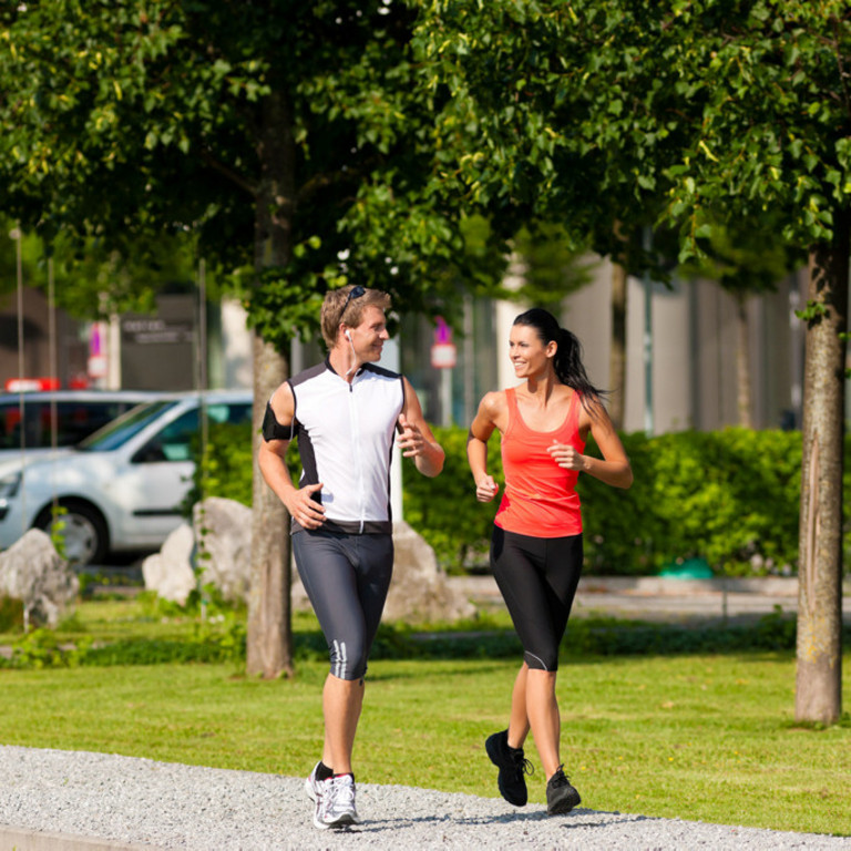 Zwei Läufer joggen durch die Stadt