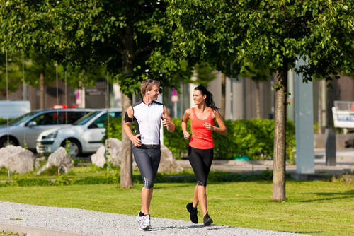 Zwei Läufer joggen durch die Stadt