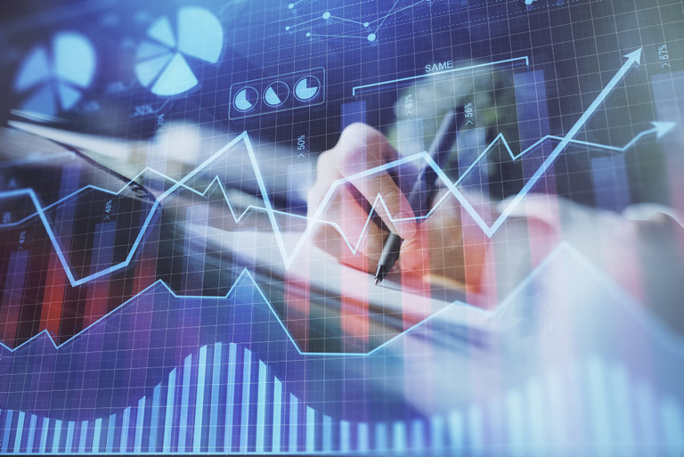 Ein Finanz-Forex-Diagramm und Hände, die im Hintergrund Notizen machen.