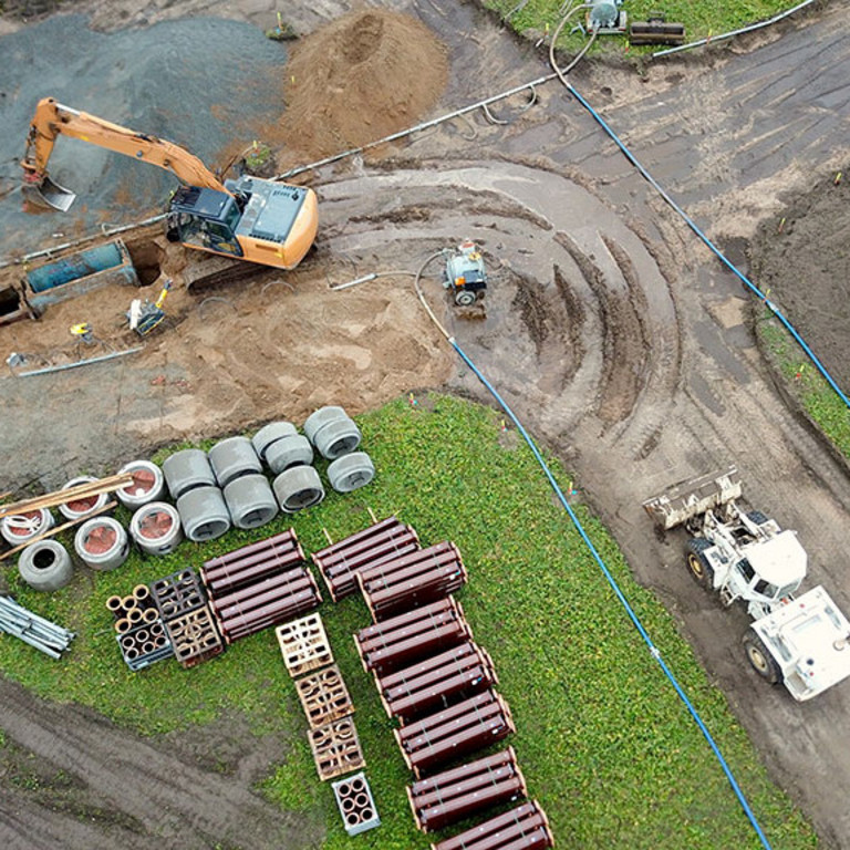 Baustelle: Erdbau, Straßenbau und Kanalbau, Erschließung eines Baugebiets