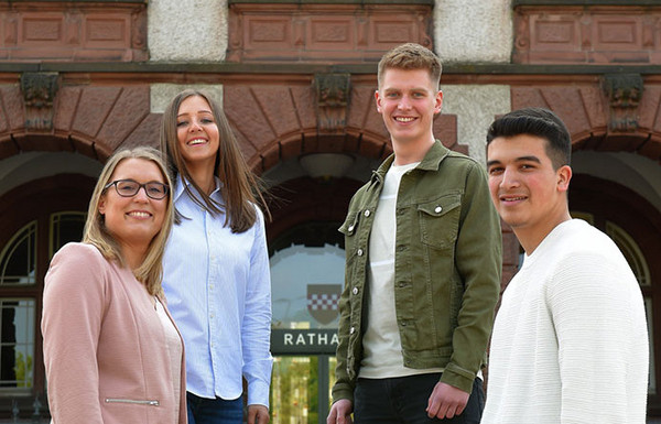 Auszubildende vor dem Rathaus