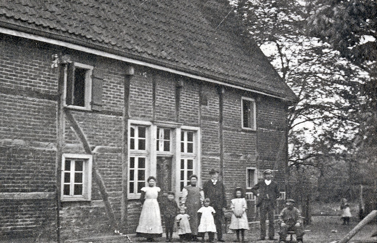 Die Familie Brockmann vor dem Hauptgebäude des Hof Brockmanns, um 1911