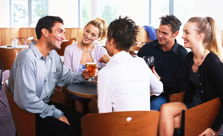 Junge Menschen in einem Cafe