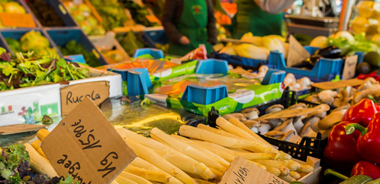 Auslage von Obst & Gemüse Viertmann beim Wochenmarkt an der Pauluskirche