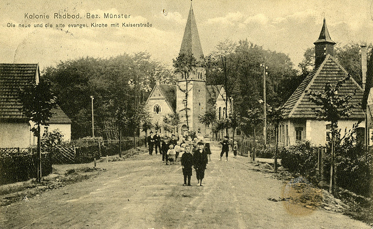 Kreuzkirche von Norden, um 1914. Rechts im Bild die evangelische Notkirche