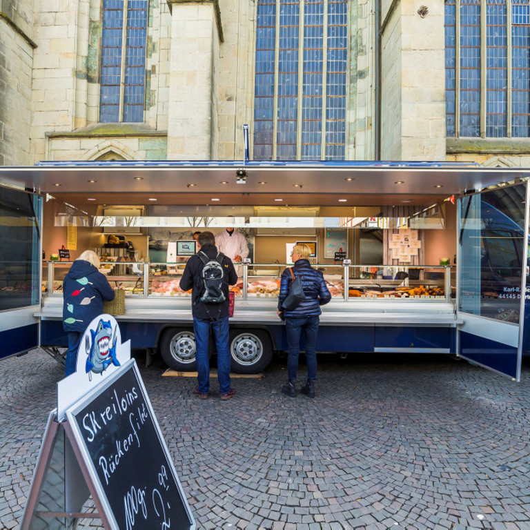 Der Stand von Fischspezialitäten Heitze auf dem Wochenmarkt an der Pauluskirche