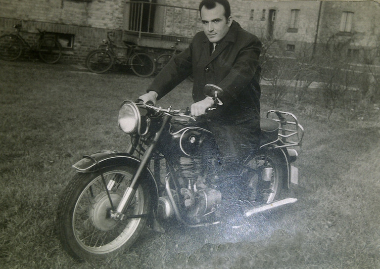 Yüksel Ünlü wanderte aus der Türkei ein, trat in den 1960er-Jahren eine Stelle auf der Zeche Henrich Robert an und engagierte sich auch im Betriebsrat. Die Familie lebte lange Zeit in der Isenbeckerhofsiedlung.