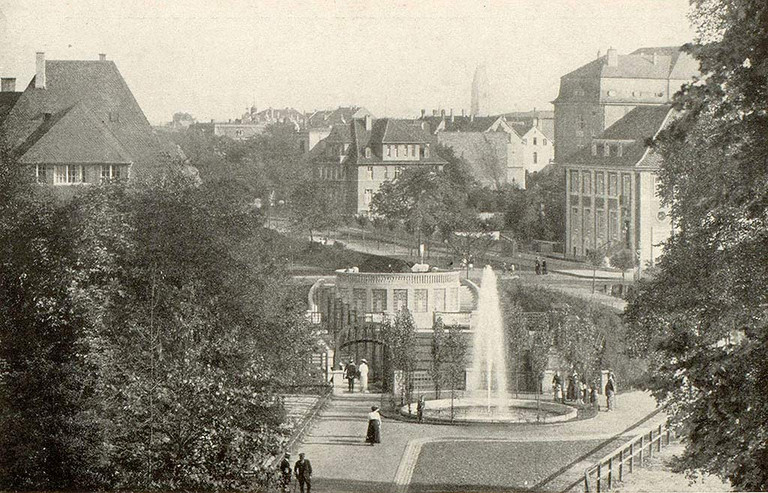 Blick über den Südring von West nach Ost mit Brunnen, Rosengarten und Rondell an der Sedanstraße, 1919