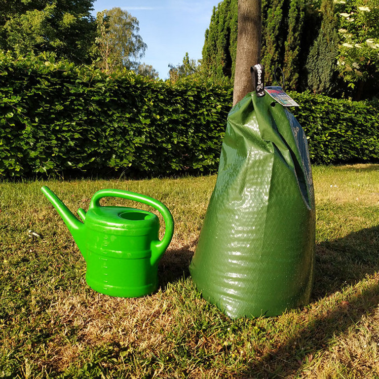 Ein gefüllter Wassersack an einem Baum