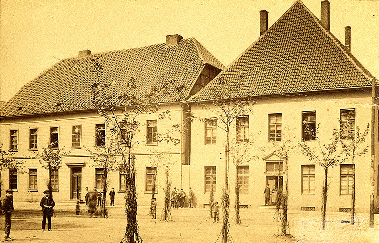 Oberlandesgericht und Amtsgericht auf der Nordseite des Markplatzes, um 1880