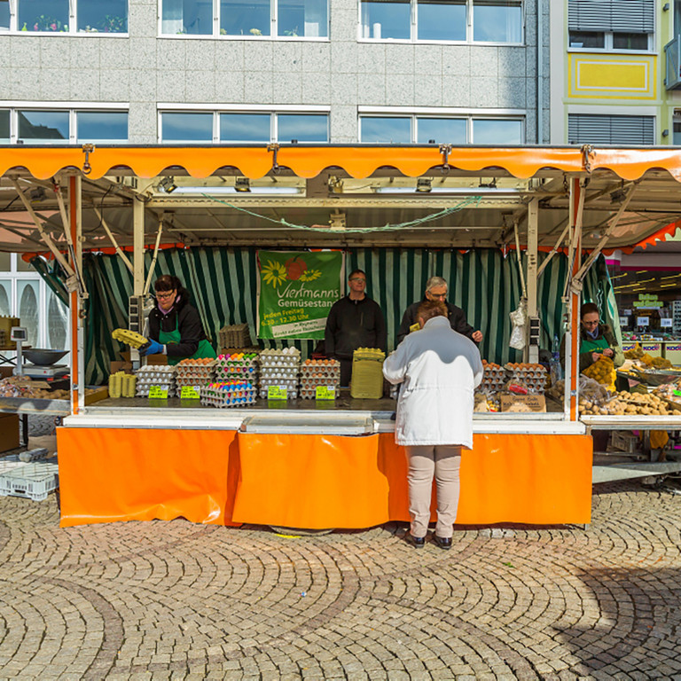 Der Stand von Viertmann auf dem Wochenmarkt an der Pauluskirche