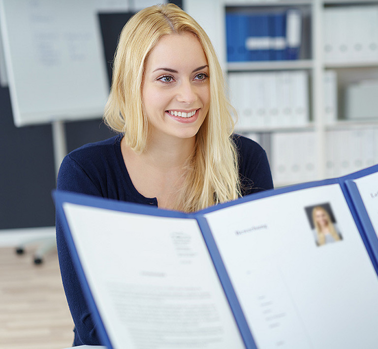 Eine junge Frau im Bewerbungsgespräch