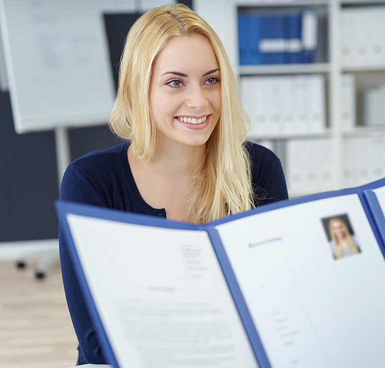 Eine junge Frau im Bewerbungsgespräch