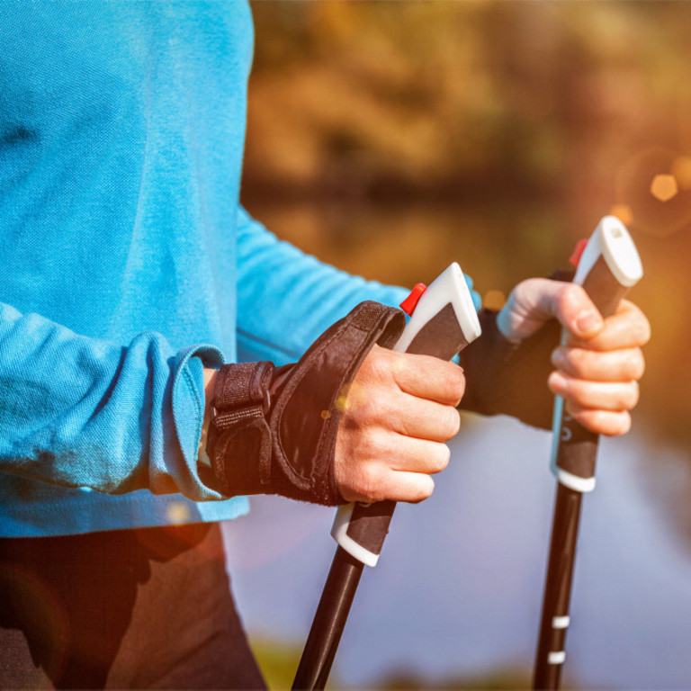 Nahaufnahme einer Frau mit Nordic-Walking-Stöcken