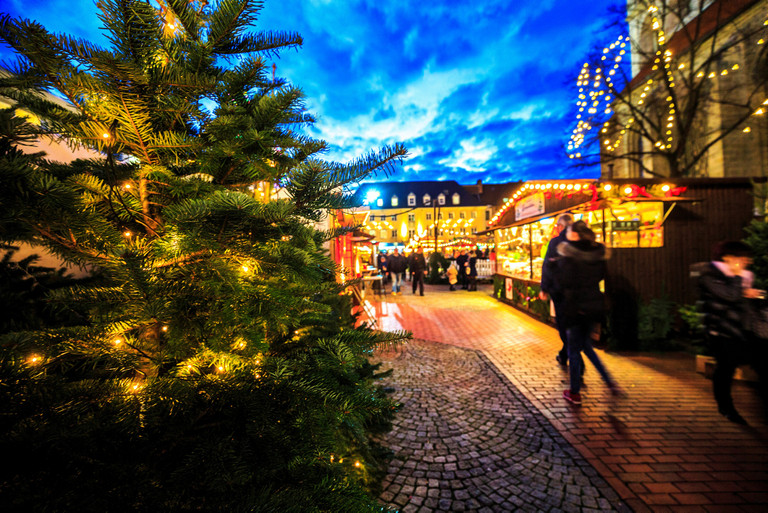 Weihnachtsmarkt rund um die Pauluskirche