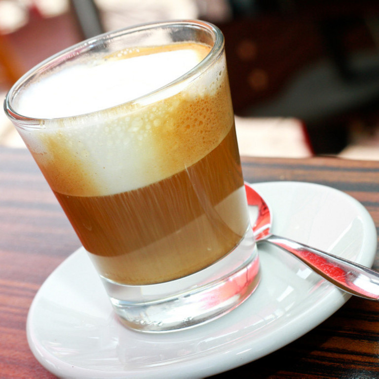 Kaffee im Glas mit Milchschaum, Latte Macchiato