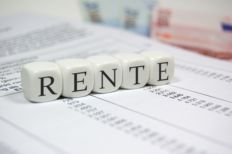 Bild zeigt Würfel, die das Wort "Rente" bilden