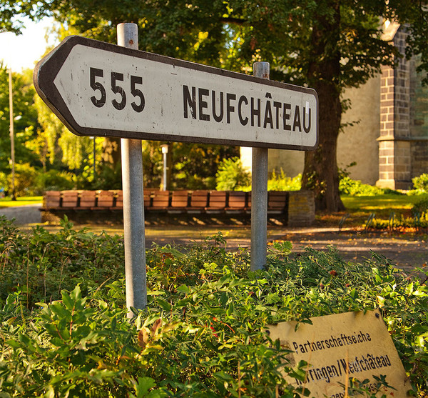 Ein Schild mit der Aufschrift: ''555 Neufchateau''