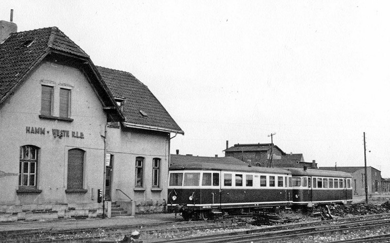 Das Empfangsgebäude des Bahnhofs Hamm (Westf.) RLE im Zustand um 1960