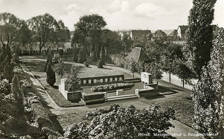 „Hövel. Massenfriedhof u. Kriegerehrenmal"