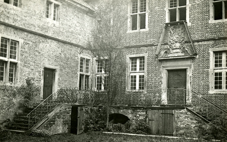 Innenhof des baufälligen Schlosses Oberwerries