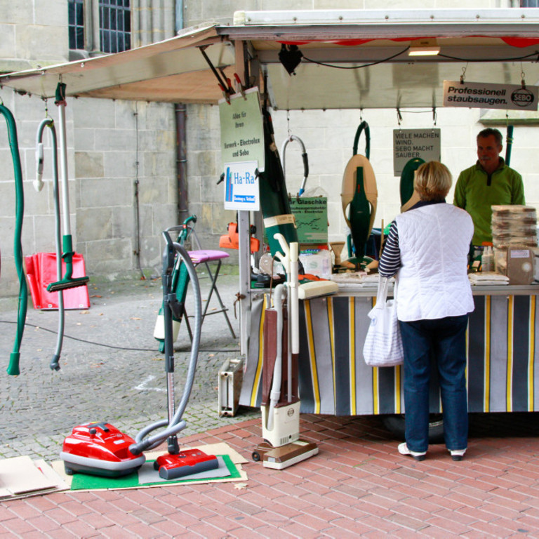 Der Stand von Haushaltswaren Glaschke auf dem Wochenmarkt