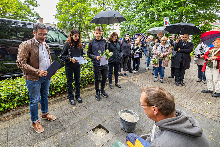 Vier Stolpersteine werden in einer Gedenkveranstaltung am Rathaus verlegt.