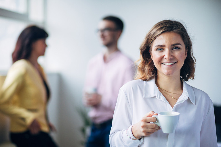 Eine Frau mit einer Kaffeetasse in der Hand