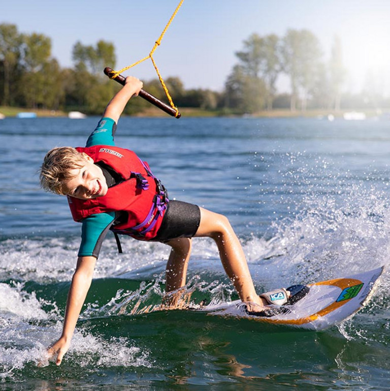 Junge beim Wakeboarden