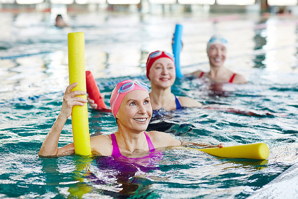 Frauen bei der Wassergymnastik