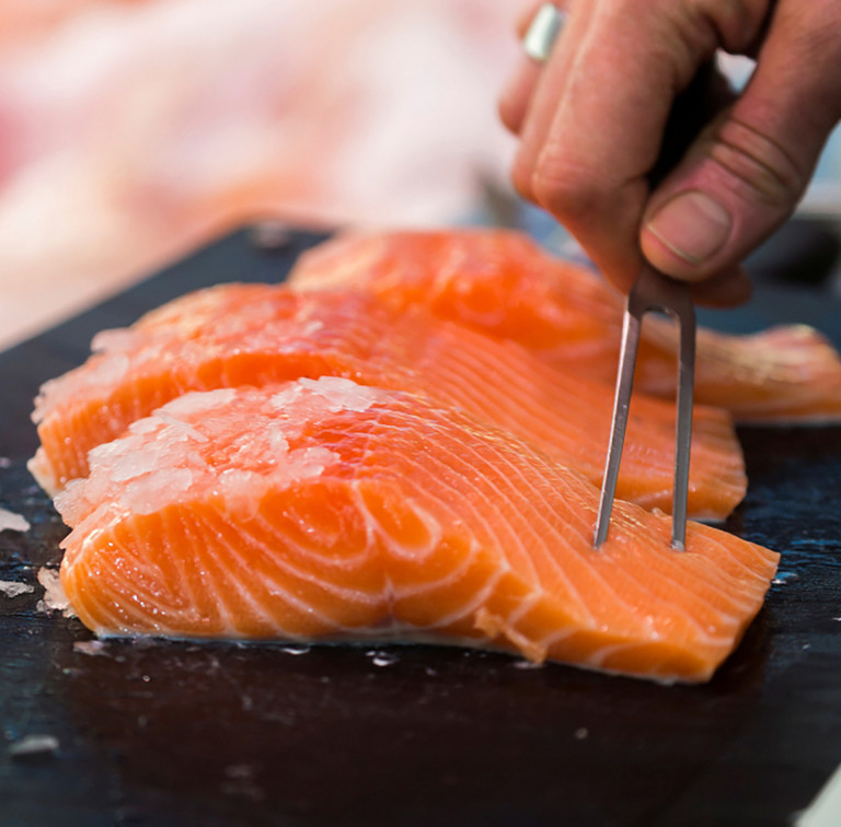 Lachs von Fischspezialitäten Heitze auf dem Wochenmarkt an der Pauluskirche