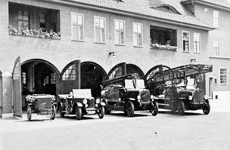 Innenhof der Feuerwache mit Fahrzeugpark, 1927