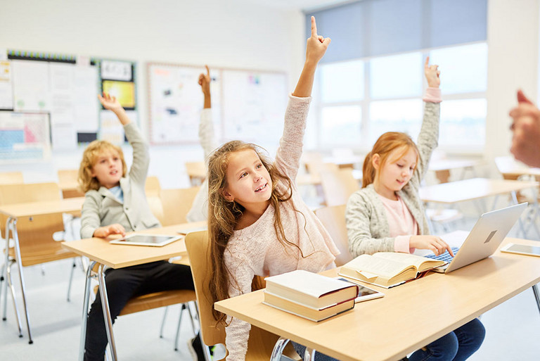 Fleißige Schüler beteiligen sich am Unterricht in Computer Klasse der Grundschule