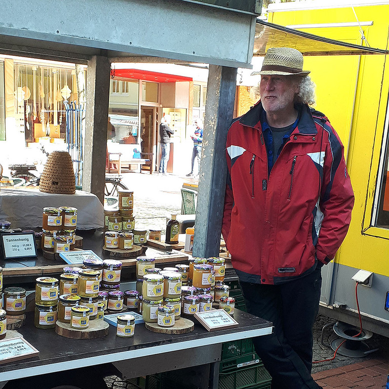 Der Imker Hubert Beckmann an seinem Stand auf dem Wochenmarkt