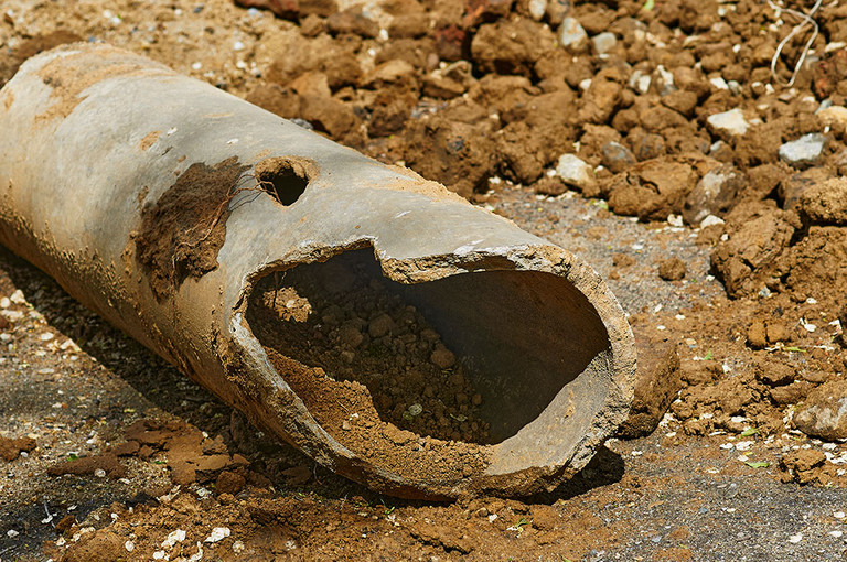 Beschädigtes Abwasserrohr. Verlegung oder Austausch unterirdischer Regenwasserkanalrohre. 