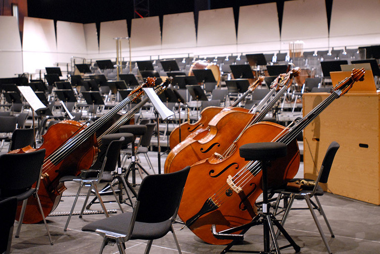 Blick auf die Bühne der Alfred-Fischer-Halle vor einem klassischen Konzert, mit Schallwänden im Hintergrund